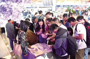 旅客打卡領(lǐng)取文創(chuàng)產(chǎn)品 旅客打卡領(lǐng)取文創(chuàng)產(chǎn)品