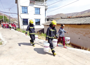 元謀消防救援人員為村民送水 本組圖片 云南消防供圖