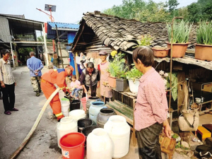 磨憨磨丁經(jīng)濟(jì)合作區(qū)消防救援大隊為村民送水