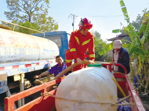 　　消防隊為富民朵木得村送水