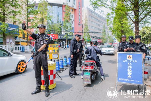 五華公安分局民警在街面開展查緝工作3