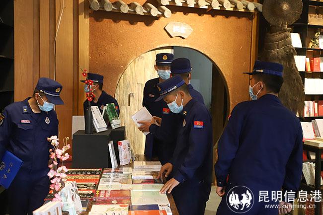 指戰(zhàn)員在書店瀏覽圖書