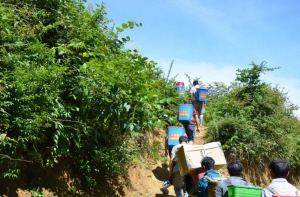 云南大關(guān)縣曾經(jīng)的“背篼圖書館”，為山里的群眾送去書籍大關(guān)融媒 供圖