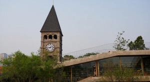 云南蒙自南湖之畔的西南聯(lián)大先鋒書店 　　高帆 攝