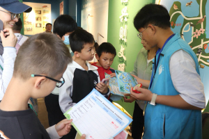 志愿者們?yōu)閰⑴c者進行科普講解 　　本組圖片■ 都市時報全媒體記者 張小燕