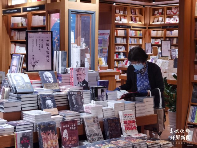 昆明春曉書店（春城晚報-開屏新聞記者 費(fèi)丹藝 實(shí)習(xí)生 孫悅 陸詩雨 攝）