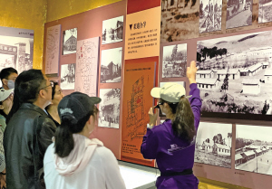 講解員向嘉賓講述西南聯(lián)大歷史 ■ 都市時報全媒體記者 李瑞瑩 講解員向嘉賓講述西南聯(lián)大歷史 ■ 都市時報全媒體記者 李瑞瑩