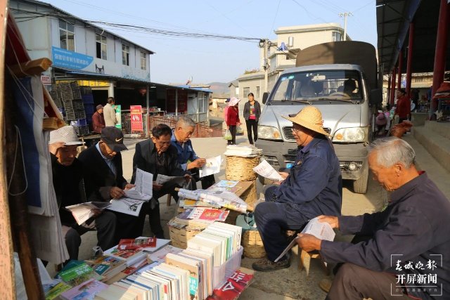 每天來看書的人很多，大家一邊閱讀一邊交流讀書感想。（采訪傳編輯）他們年過七旬，一身書香！來看看大理兩位“最美閱讀推廣人”的故事…….jpg
