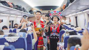 呈貢與萬(wàn)象雙向奔赴的浪漫車廂內(nèi)的民謠表演 呈貢與萬(wàn)象雙向奔赴的浪漫車廂內(nèi)的民謠表演