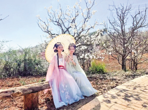 游客在西翥打卡 游客在西翥打卡