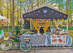 龍翔街道摩登市井集市攤位 ■ 都市時(shí)報(bào)全媒體記者 佟薇 龍翔街道摩登市井集市攤位 ■ 都市時(shí)報(bào)全媒體記者 佟薇