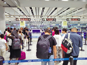 旅客在長水機場等候安檢 供圖 旅客在長水機場等候安檢 供圖