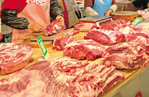 不少市民從購買豬肉轉(zhuǎn)向牛肉 ■ 都市時報全媒體記者 鄭榮行 不少市民從購買豬肉轉(zhuǎn)向牛肉 ■ 都市時報全媒體記者 鄭榮行
