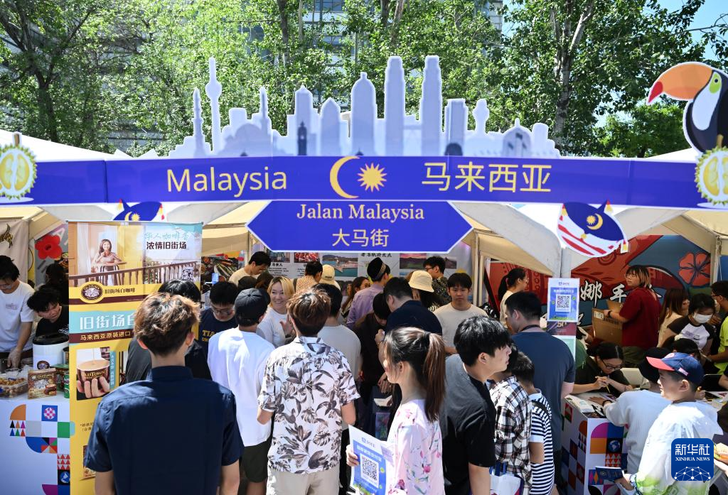 大學(xué)校園里的國際文化節(jié)