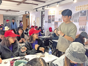 帶大家體驗(yàn)瓦貓的制作過程 本版圖片 ■ 都市時(shí)報(bào)全媒體記者 何夢捷 帶大家體驗(yàn)瓦貓的制作過程 本版圖片 ■ 都市時(shí)報(bào)全媒體記者 何夢捷