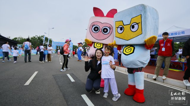 （采訪傳編輯）解鎖別樣“六一”！昆明千名親子樂跑滇池畔1.JPG