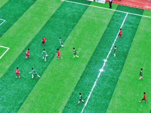 　小球員在場(chǎng)上積極拼搏 本版圖片 劉榮 攝