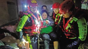 消防救援人員救助群眾 供圖 消防救援人員救助群眾 供圖