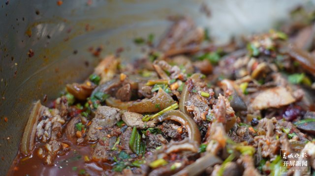 拌勻的“羊肝生”（采訪傳編輯）美好生活在云南 盛夏，這道“生猛”彝族特色美食“羊肝生”太爽口~（有視頻）11.JPG