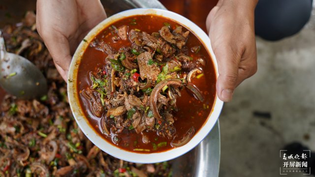 拌勻的“羊肝生”（采訪傳編輯）美好生活在云南 盛夏，這道“生猛”彝族特色美食“羊肝生”太爽口~（有視頻）2.JPG