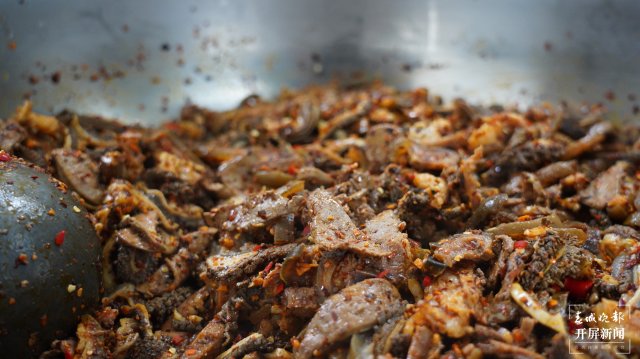 拌好的羊肝、羊肚、羊皮（采訪傳編輯）美好生活在云南 盛夏，這道“生猛”彝族特色美食“羊肝生”太爽口~（有視頻）10.JPG