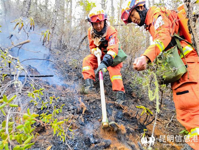 馬杰璋與戰(zhàn)友對煙點進行清理。王杰攝