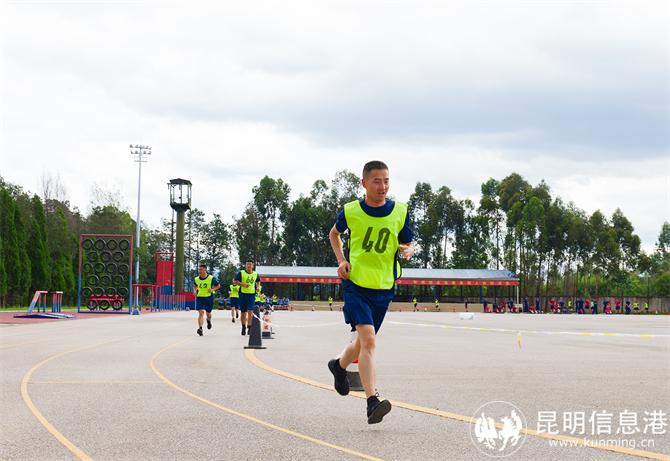 圖為馬杰璋進行5000米跑。王杰攝