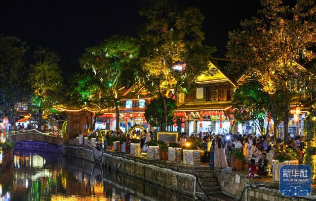 云南麗江:古城迎游客