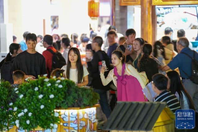 云南麗江:古城迎游客