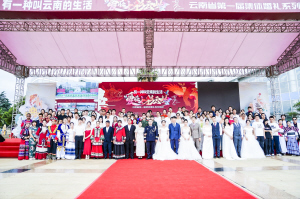 集體婚禮現(xiàn)場(chǎng) ■ 都市時(shí)報(bào)全媒體記者 張小燕 實(shí)習(xí)生 農(nóng)玉濤 集體婚禮現(xiàn)場(chǎng) ■ 都市時(shí)報(bào)全媒體記者 張小燕 實(shí)習(xí)生 農(nóng)玉濤