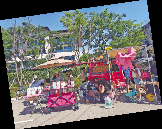 滇池東岸國(guó)際咖啡文化嘉年華上咖啡車(chē)洋氣、車(chē)主洋氣、來(lái)的人也很洋氣 　　本版圖片■ 都市時(shí)報(bào)全媒體記者 劉巧紅