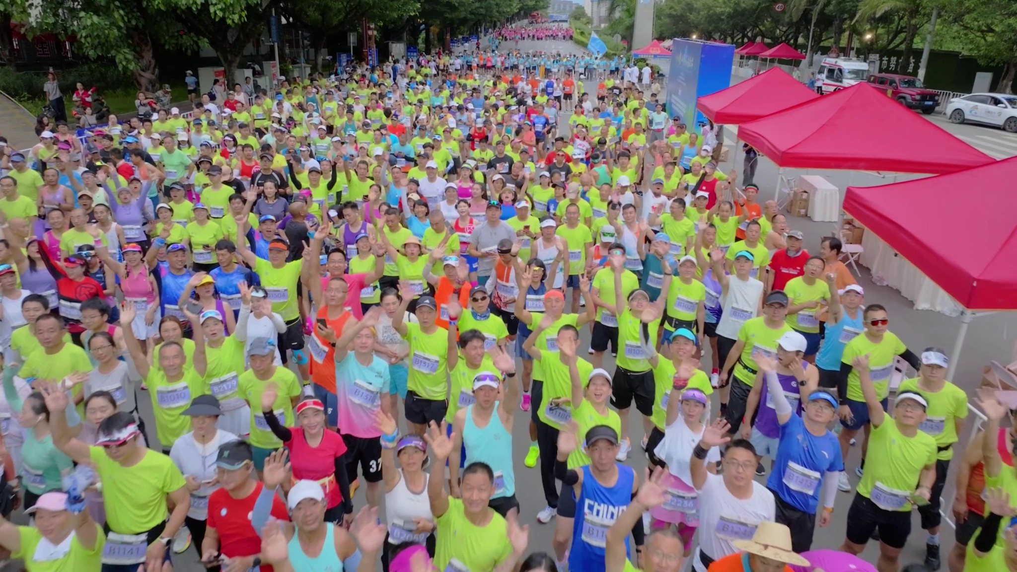 2024怒江州峽谷馬拉松在瀘水市激情開跑