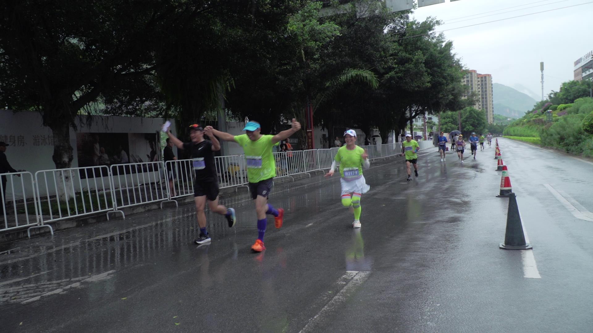 2024怒江州峽谷馬拉松在瀘水市激情開跑