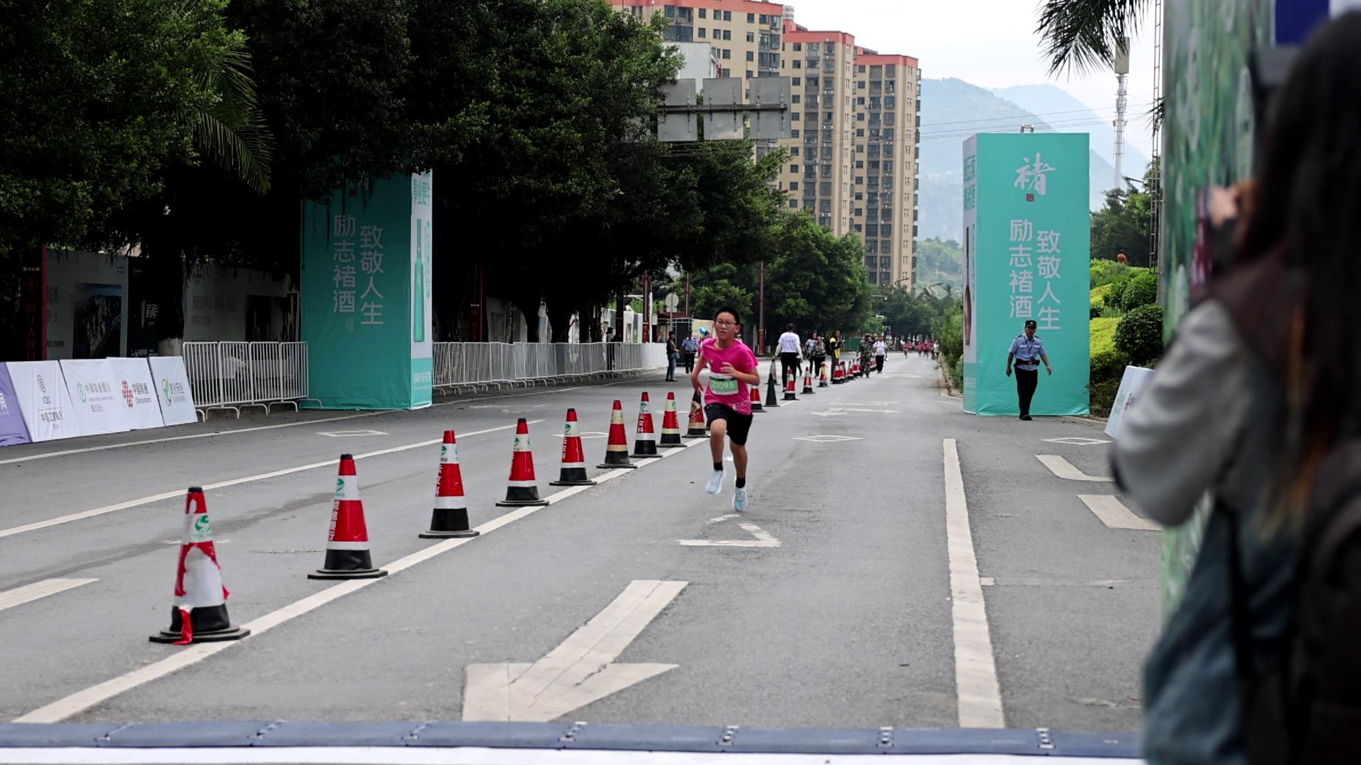 2024怒江州峽谷馬拉松在瀘水市激情開跑