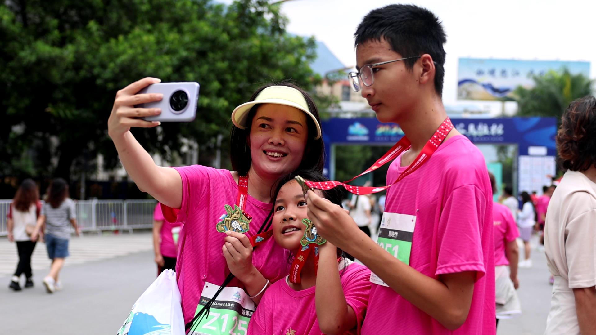 2024怒江州峽谷馬拉松在瀘水市激情開跑