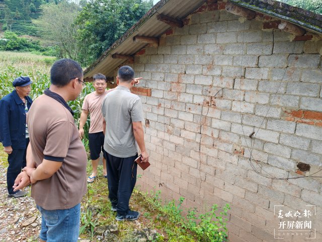 鎮(zhèn)掛鉤工作組排查大地山村組震后險情隱患 (2).jpg