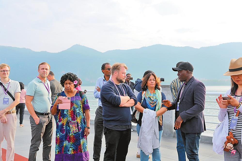 外媒記者團在海埂大壩采訪。