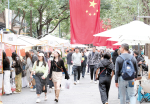 “聿山書集”吸引來眾多游客。記者李海曦?cái)z