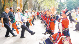 石林風(fēng)景區(qū)內(nèi)，各族同胞一起載歌載舞。