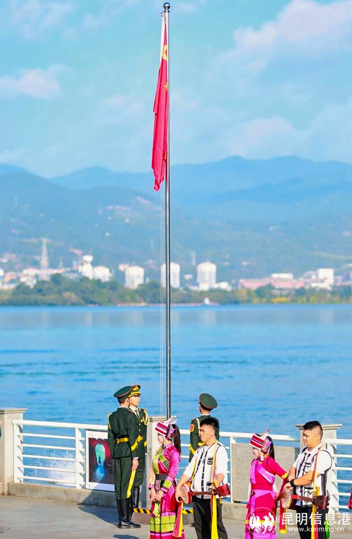 1.開幕會現(xiàn)場舉行升旗儀式。