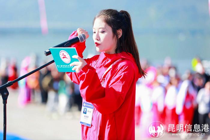 3.在徐小雪的帶領(lǐng)下進(jìn)行運動員宣誓儀式。