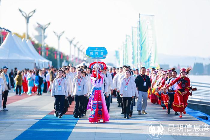 裁判員代表隊邁著自行的步伐入場。