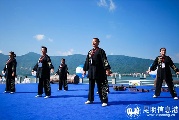 健身氣功代表隊現(xiàn)場進(jìn)行匯演。