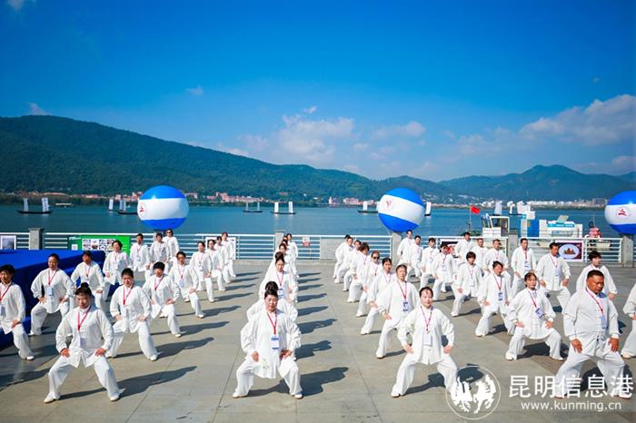 武術(shù)代表方隊現(xiàn)場匯演，氣勢磅礴，鏗鏘有力。