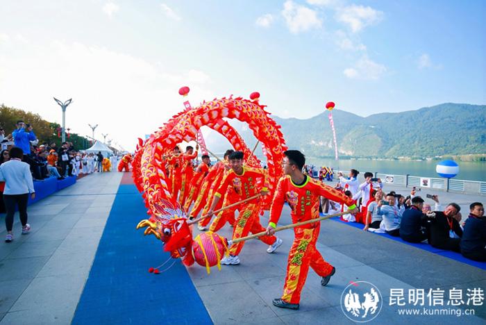 舞龍代表隊正在向觀眾進(jìn)行展示演出。