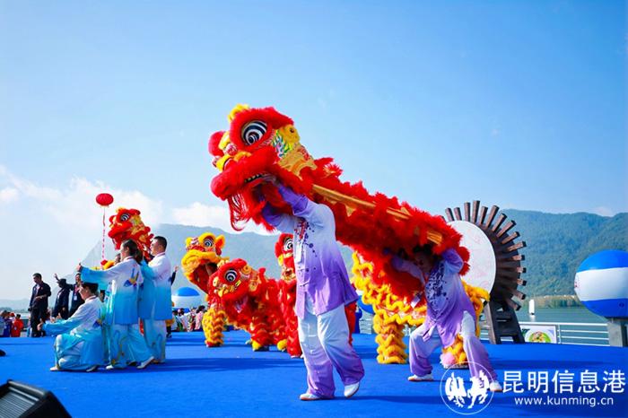 舞獅方隊正在進(jìn)行表演。