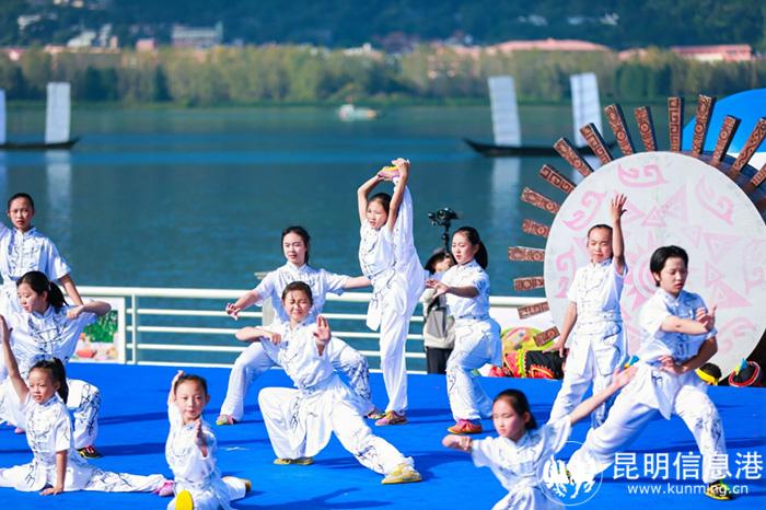 武術(shù)代表隊少年組向觀眾展示訓(xùn)練成果。