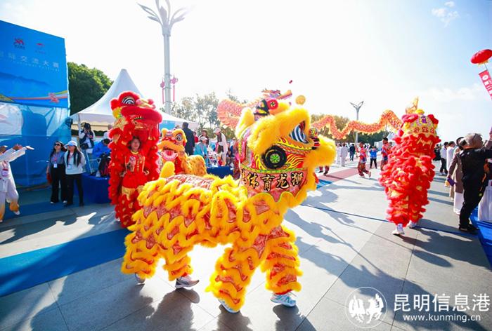 舞龍和舞獅正在進(jìn)行互動。