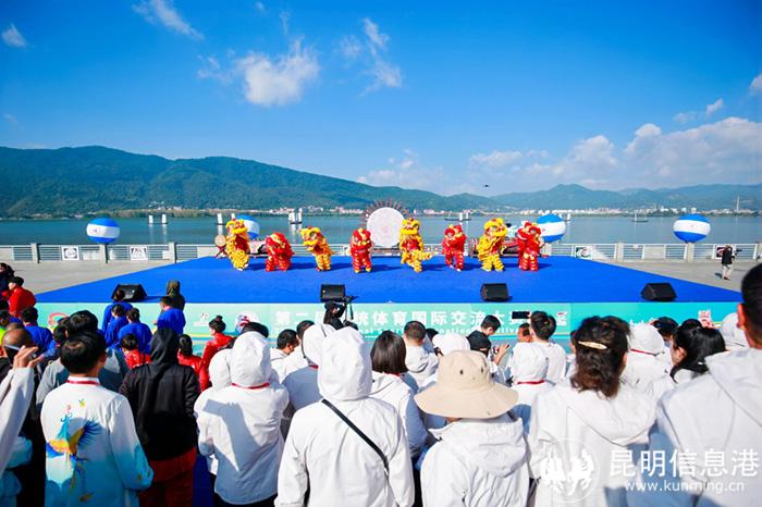 舞獅表演吸睛異常，觀眾目不轉(zhuǎn)睛。