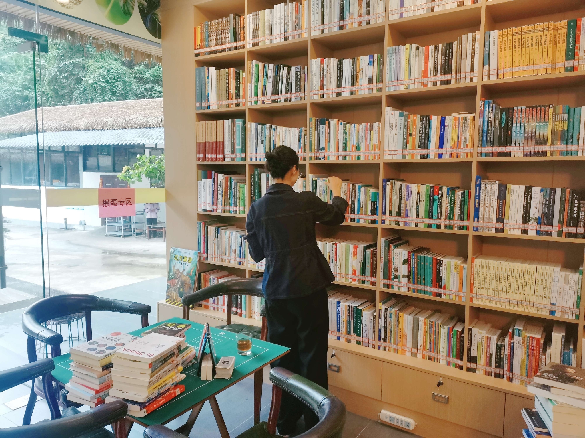 瀘水市首個(gè)“生物多樣性”新型閱讀空間落成